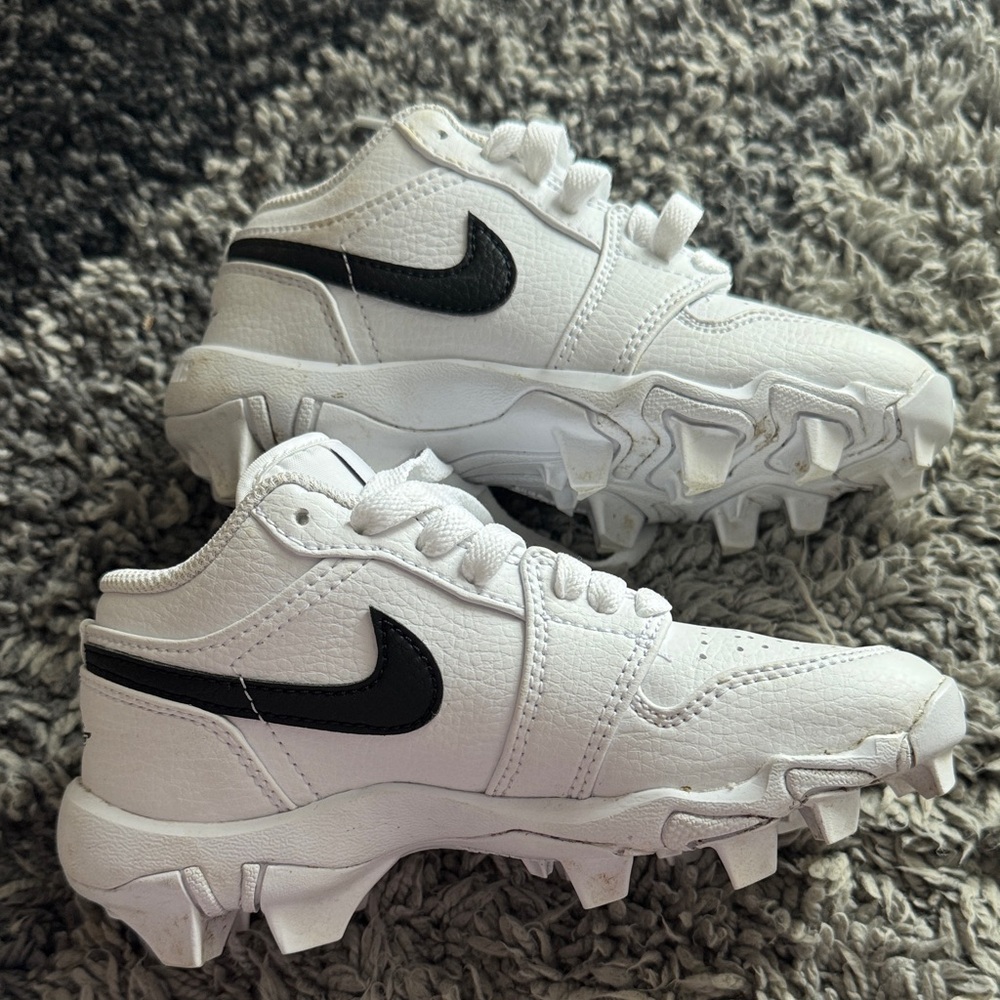 Nike child’s  White and Black baseball ⚾️ Spikes - Picture 4 of 6